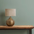 Denna nyans har utvecklats för att matcha en färgblandning av Chalk Paint™ i Duck Egg Blue och Old White.