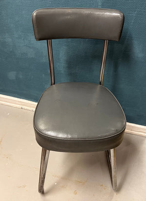 Bauhaus design på en fransk kontorsstol från 50-talet.