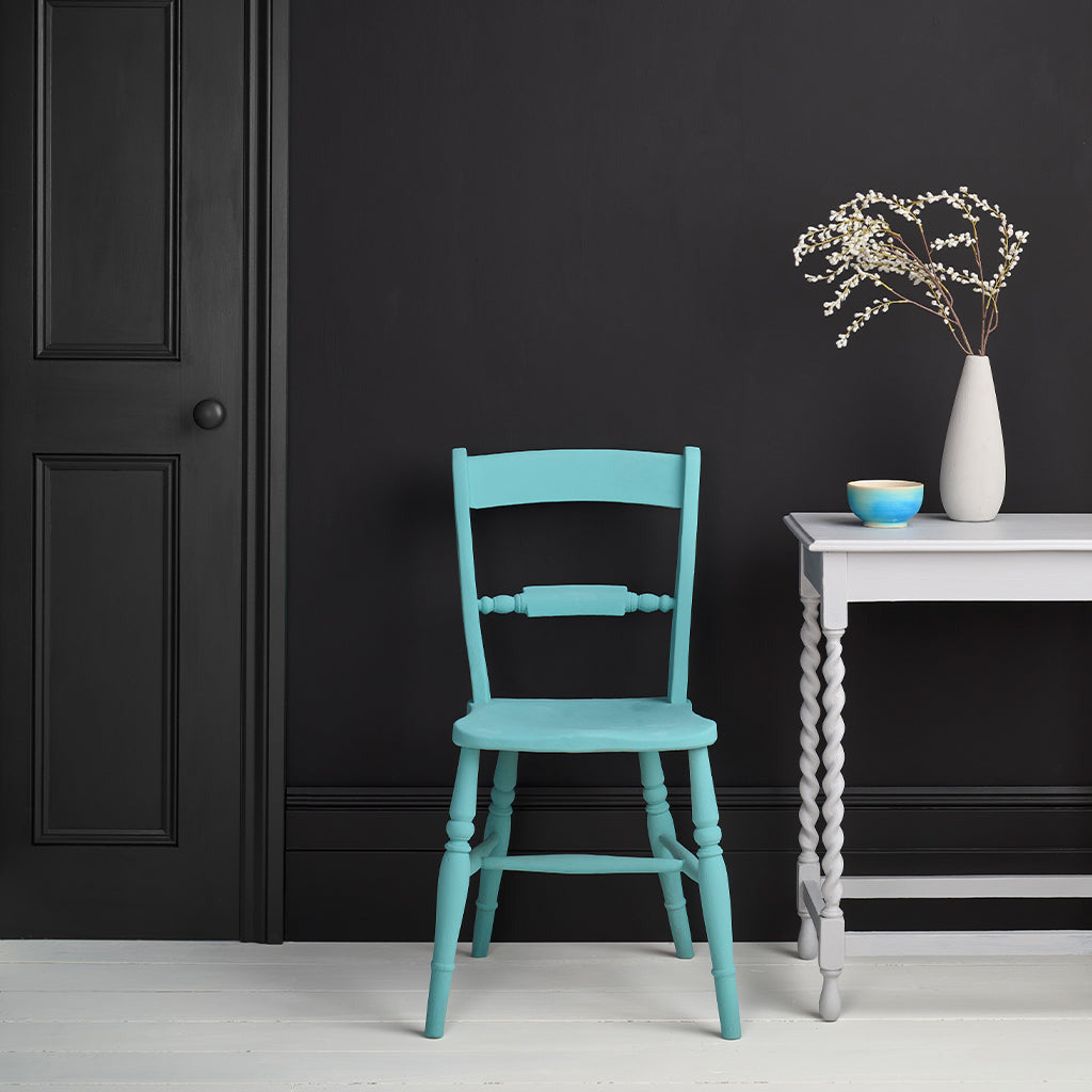 Kulören Satin Paint Athenian Black från Annie Sloan är spännande på en dörr och dörrkarm.