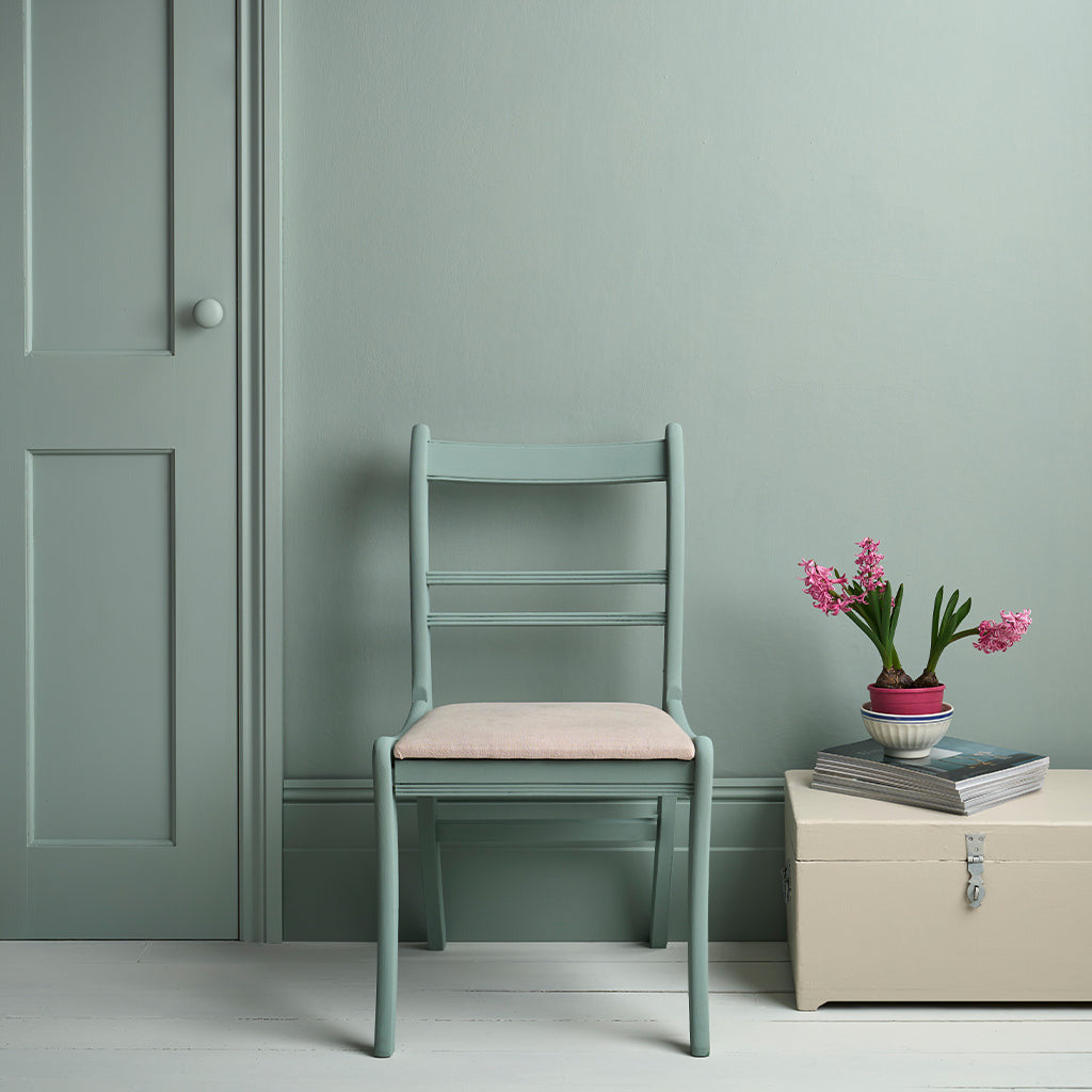Pemberley Blue är en elegant och sofistikerad kulör. Väggfärgen ger en distinkt avspänd atmosfär, 