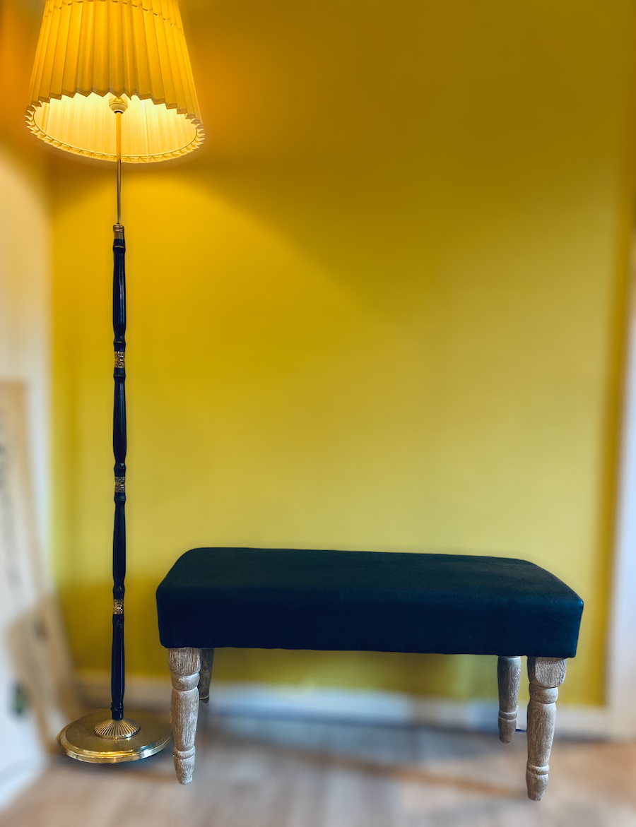 Modern sittpall i gustaviansk stil