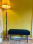 Modern sittpall i gustaviansk stil