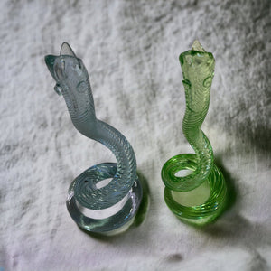 två glasvaser i form av ormar hos GRETRO