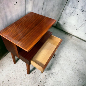 Snyggt sänbord i mahognyfaner och ben i betsad bok