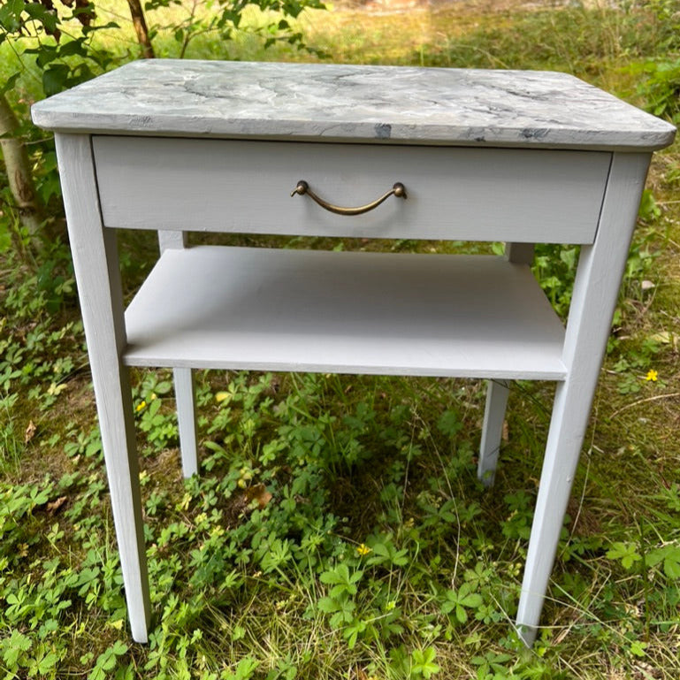 På våra kurser på GRETRO kan du lära dig att skapa en marmoryta med Chalk Paint från Annie Sloan.